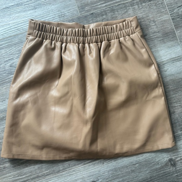 8/$20 THML Tan Faux Leather Skort New Medium - Picture 2 of 5